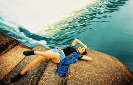 Камень лежит