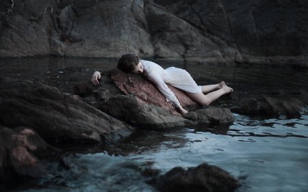 Девушка лежит на Камне