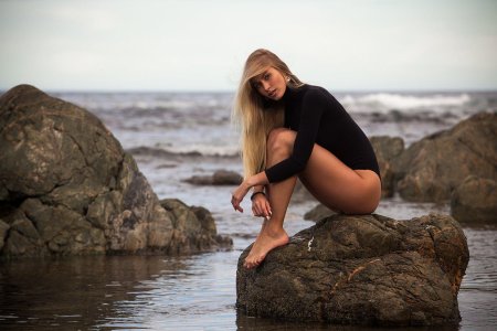 Блондинка на камнях