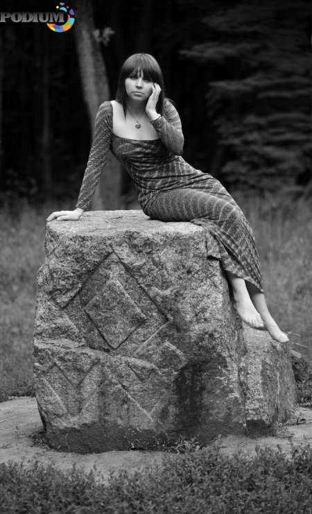 Девушка сидит на Камне