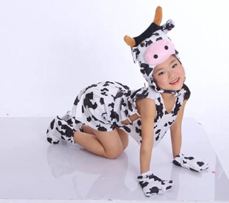 Девушка в костюме коровы