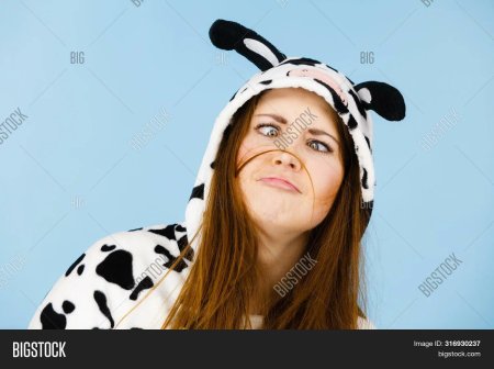 Женщина в костюме коровы