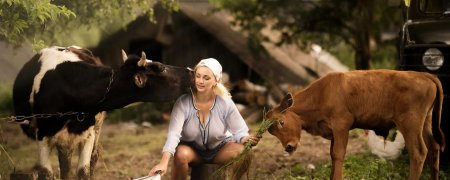 Доярка с коровой