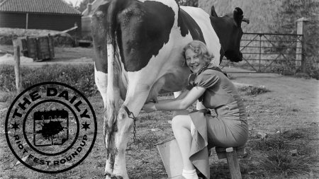 Девочка корова