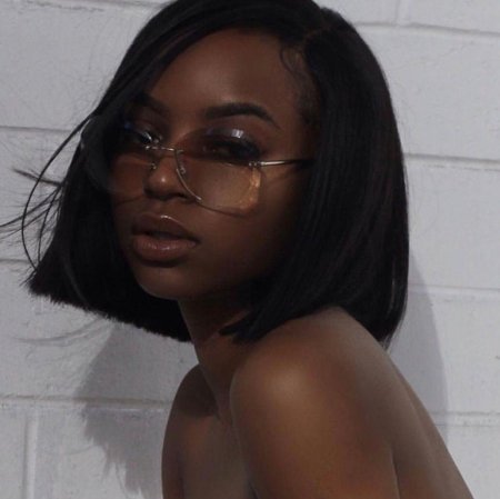 Темнокожая девушка с каре