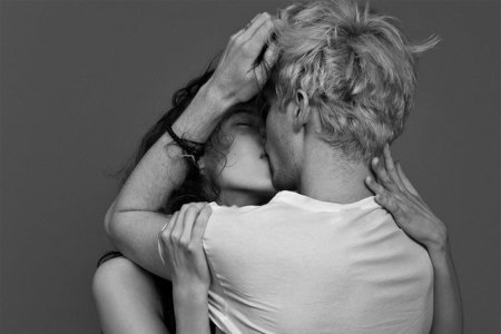 Страстный поцелуй