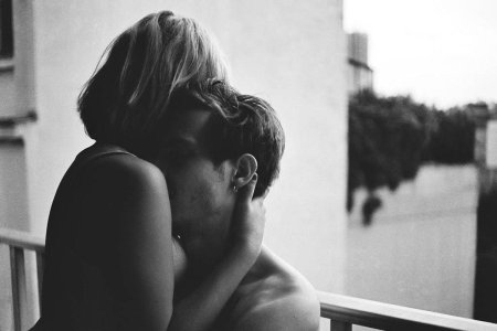 Грустные объятия