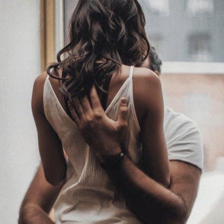 Мужчина обнимает женщину сзади