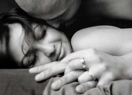 Обнимает сзади