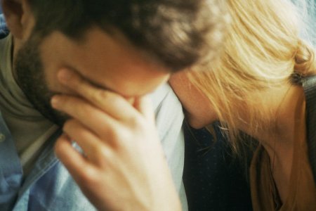 Обнимает блондинку