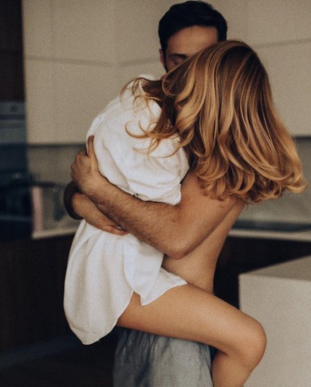 Мужчина обнимает женщину со спины