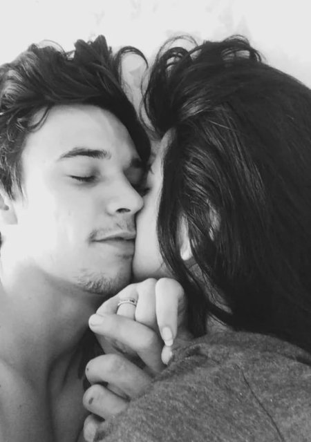 Брюнетка обнимает парня