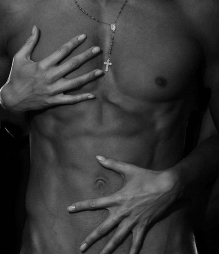 Женские руки на мужском торсе