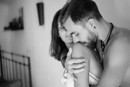 Небритый мужчина с девушкой