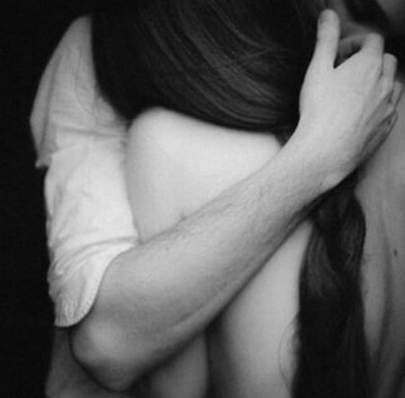 Девушка обнимает парня