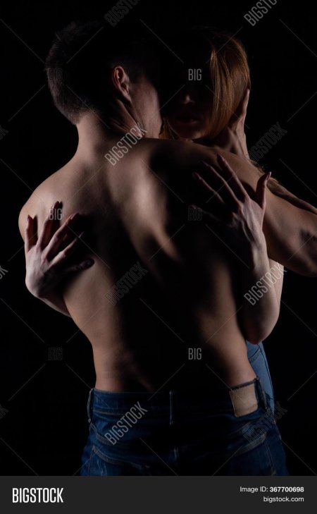 Парень обнимает девушку сзади за талию