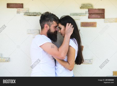 Бородатый мужчина обнимает девушку