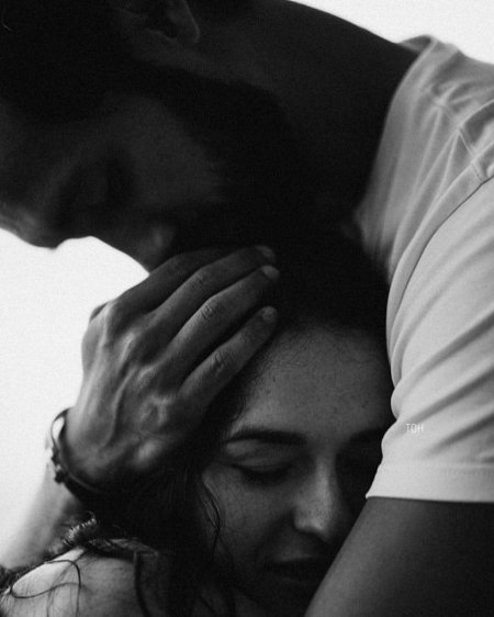 Девушка уткнулась в парн