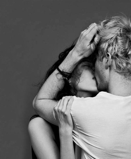 Страстные объятия мужчины и женщины