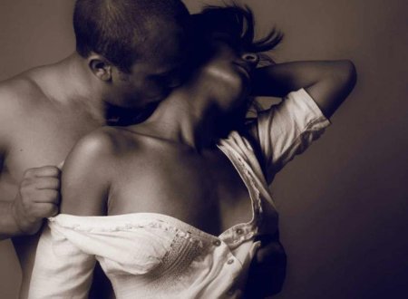 Поцелуй женской груди