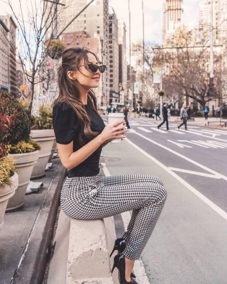 Образ с клетчатыми брюками