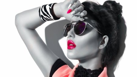 Яркая девушка в очках