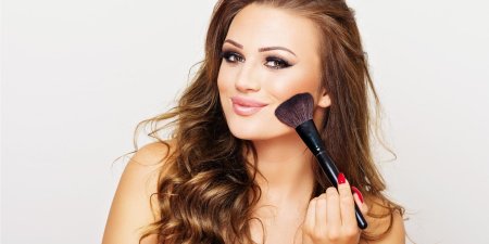 Девушка с макияжем