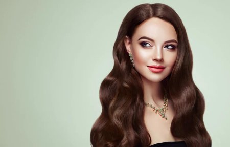 Шатенка с длинными волосами