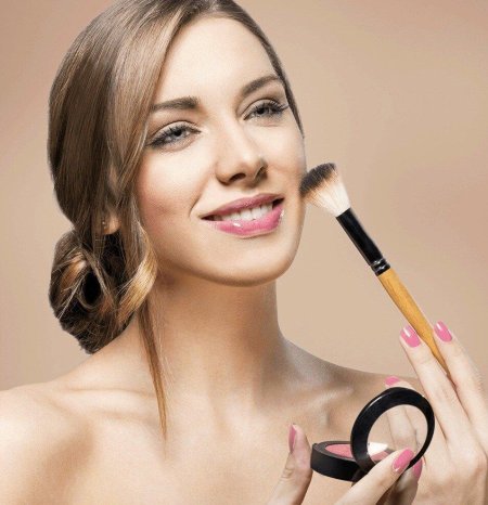 Девушка красится