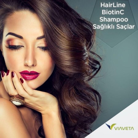 Красивая девушка с макияжем