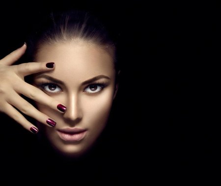 Девушка с ногтями