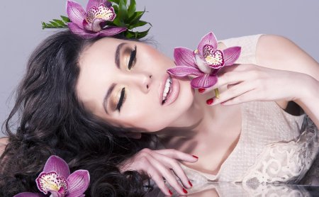 Девушка с орхидеей