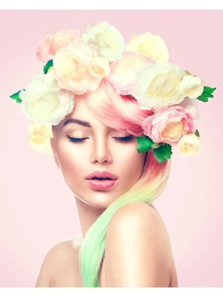 Девушка с цветком в волосах