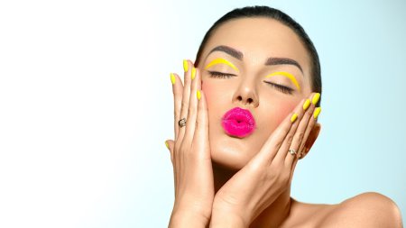 Яркие макияж