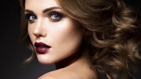 Девушка с красивым макияжем