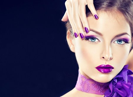 Девушка с макияжем
