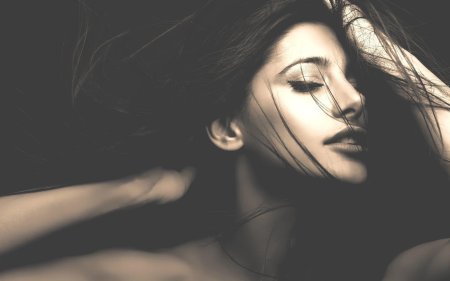 Девушка с закрытыми глазами