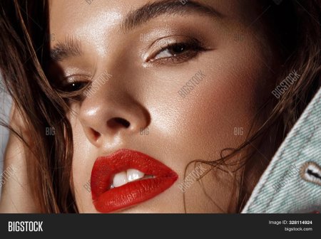 Девушка с влажными губами