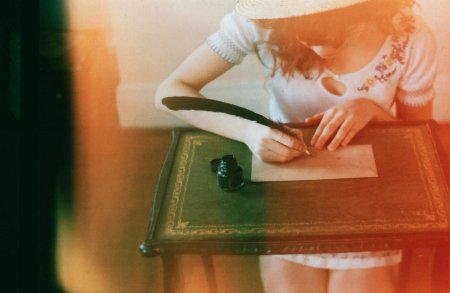 Девушка чертит