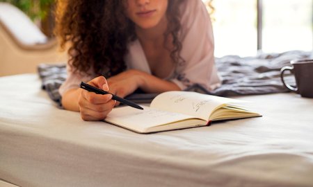 Девушка записывает в блокнот