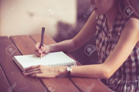 Пишущая девушка