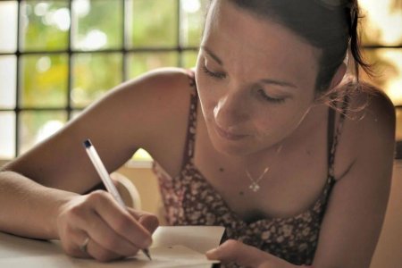 Девушка пишет стихи