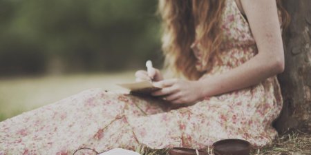 Девушка с песимос в руках