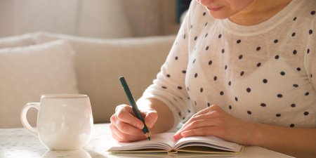 Девушка пишет за столом