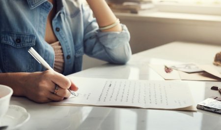 Женщина с блокнотом