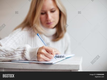 Женщина с тетрадью