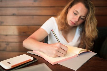 Девушка записывает