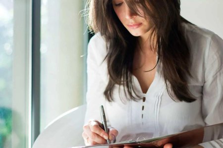 Девушка пишет стихи