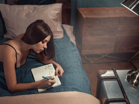 Женщина с блокнотом