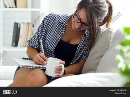 Девушка с блокнотом